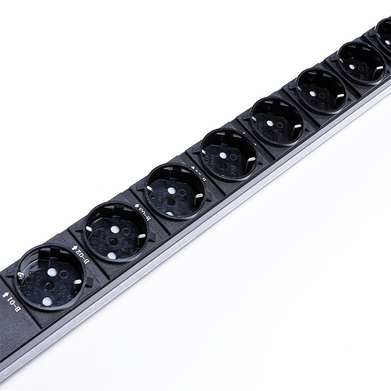 18 ช่องจ่ายไฟเยอรมนี 1U ระบบป้องกันไฟกระชากแบบ Hot Swappable RS485 Metered Rack PDU