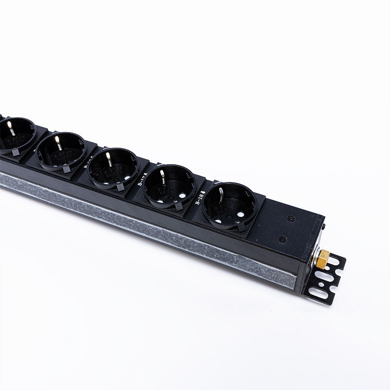 18 ช่องจ่ายไฟเยอรมนี 1U ระบบป้องกันไฟกระชากแบบ Hot Swappable RS485 Metered Rack PDU