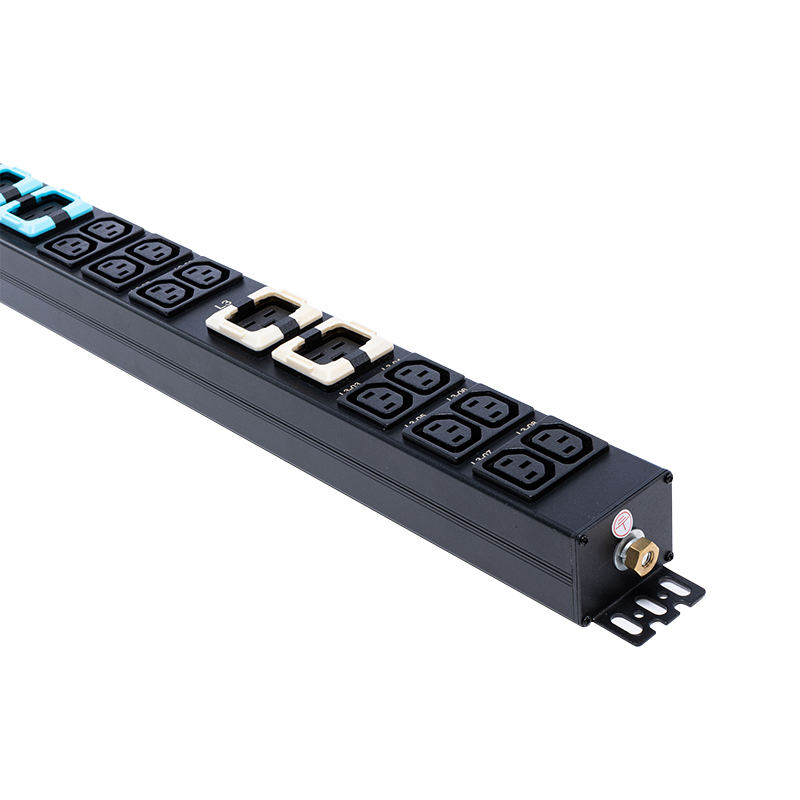 24 ช่อง 3 เฟส IEC C13 & C19 ล็อคซ็อกเก็ต 1.5U Liquid Magnetic Circuit Breaker แนวตั้ง Hot swappable RS485 เมตรRack PDU