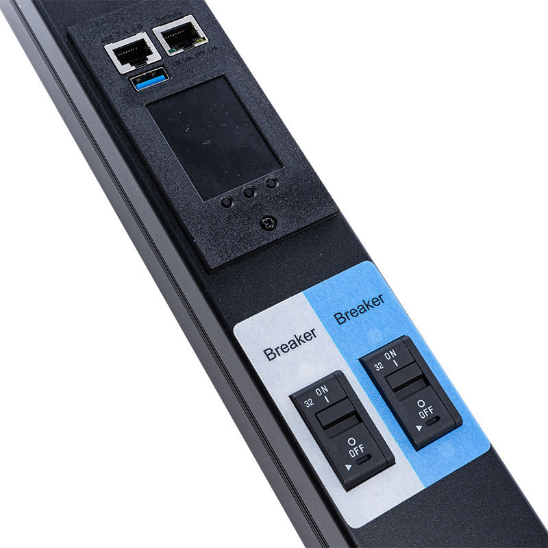 TCP/IP ชั้นวางอัจฉริยะ PDU 26 ช่อง IEC C13 /C19 1.5U เบรกเกอร์แม่เหล็กเหลวแนวตั้ง