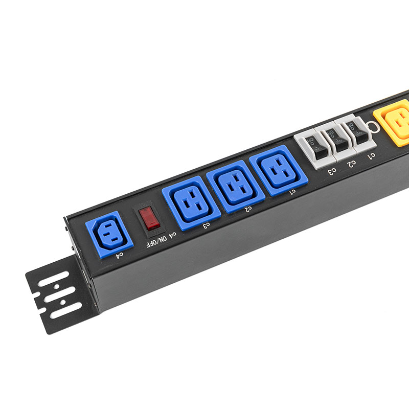 3 เฟส 10-Outlet C13 C19 แนวตั้ง Breaker Overload Protection Switched Rack Pdu